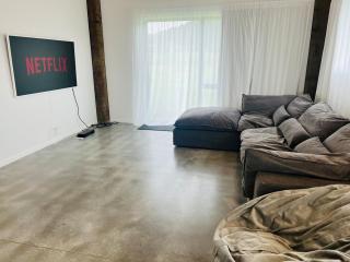 Spacious and modern - 0