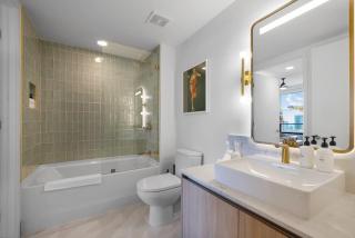 Upscale 3BR Escape with Downtown & Water Views - Miami - 6