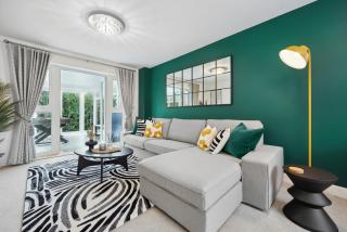 Beautiful 4-Bed Detached House - Pool table - Superfast Wi-Fi - Driveway for two vehicles - 0