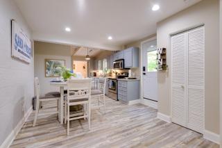 Adorable Beach Cottage with Hot Tub and Tropical Bar! - Chesapeake Beach - 4