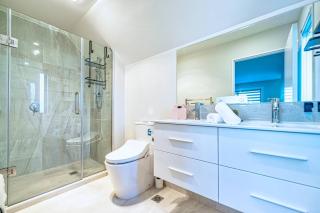 Spacious Serenity near Westfield Mall 6BR - 1