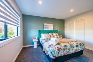 Spacious Serenity near Westfield Mall 6BR - Christchurch - 4