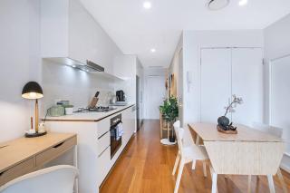 'Sage Bloom' Elegant Newstead Stay with Shared Pool - Brisbane - 7