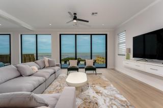 Waterfront Home with Pool Spacious Bay , Sleeps 16 - Port Isabel - 3