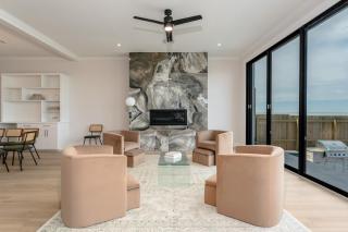 Waterfront Home with Pool Spacious Bay , Sleeps 16 - Port Isabel - 7