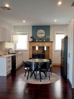 Central gem for modern family, 2min walk to beach! - Port MacDonnell - 2
