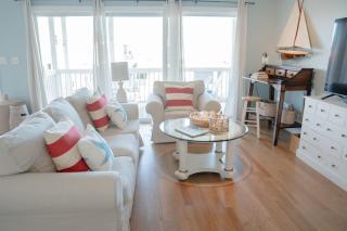 Nautical Nest: 2 Bed 2 Bath Condo Walk to Beach - 4