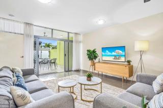 City Centre 3-Bed Apartment with Pool Access - Cairns - 0