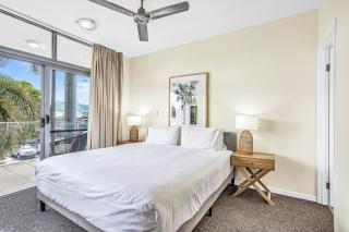 Spacious 3-Bed Apartment Overlooking Parklands - Cairns - 9