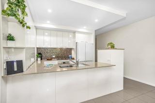 Spacious 3-Bed Apartment Overlooking Parklands - Cairns - 6