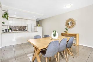 Spacious 3-Bed Apartment Overlooking Parklands - Cairns - 4