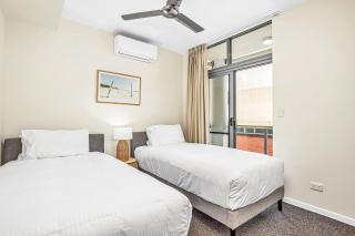 Spacious 3-Bed Apartment Overlooking Parklands - Cairns - 1