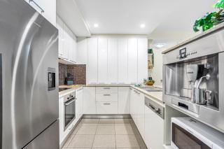 City Centre 3-Bed Apartment with Pool Access - Cairns - 3