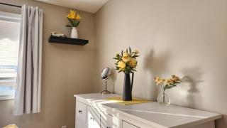 Family Friendly 3 Bedroom Unit - Close to Downtown Kingston! - Kingston - 2