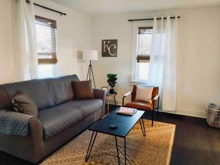 Cozy Waldo Hideaway - Kansas City - 0