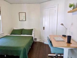 Charming Brookside Bungalow - Kansas City - 1
