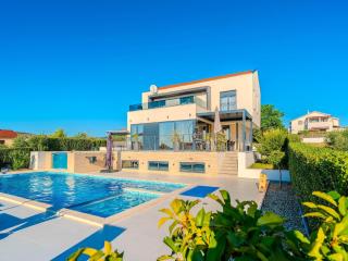 Modern villa with private swimming pool - 1