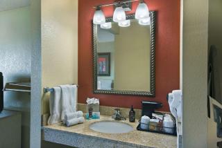 Oxnard Inn Lancaster - 2