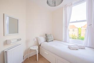 Elegant 2-Bedroom Flat in London - 5