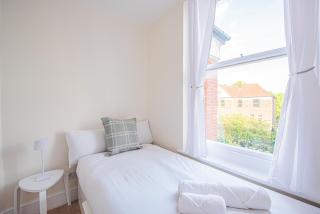 Elegant 2-Bedroom Flat in London - 9