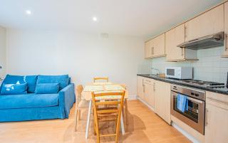 Charming Stylish Flat in the Heart of Kensington - 3