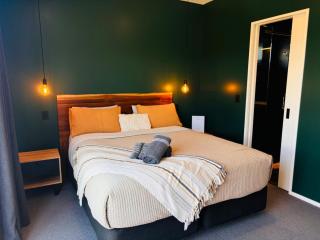 Mountain views private master bedroom - Lake Hāwea - 9