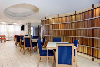 Hampton Inn Orlando-International Airport - 1