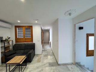 Spacious Top-Floor Apartment - Granada - 3