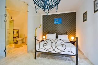 Zeta's Apt Mandouki, Port - 7