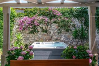 Idyllic Two Bedroom Villa, Pool, Jacuzzi - 2