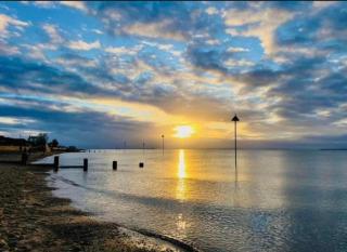 Leigh On Sea -Broadway-Two Bed with Garden - 3