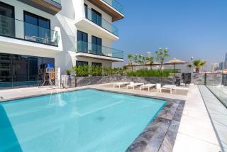 Luxury 1BR Apartment in JVC with Stunning Pool - 5