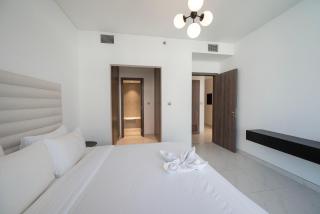 Modern 1BR With Waterfront View - 2