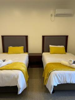 Stylish Urban Retreat - Spacious 3-Bedroom Apartment- VI - 1