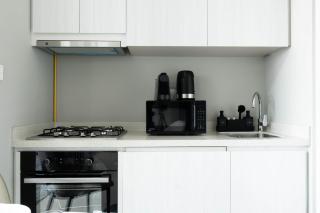 Keyrock Living - 1BR Retreat with Lake View & Pool - 7