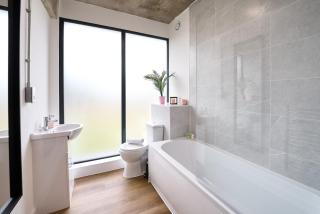 Central Warrington Stay Stylish 1BR Apartment - 3