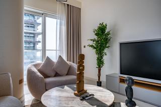 Homes Beyond l Relaxing 1BR Oasis with Beach Access - 8