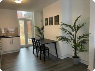 Charming six bedroom townhouse citystay close to city centre - Liverpool - 9