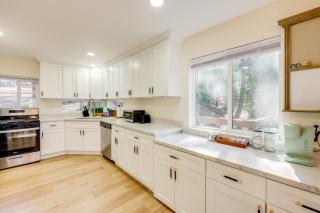 Spacious Family Home with Deck in Lake Arrowhead! - Lake Arrowhead - 3