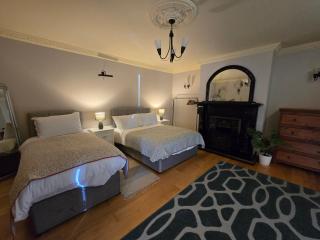 5 Bed House - Sleeps 13 - Pets - Garden - Parking - 0