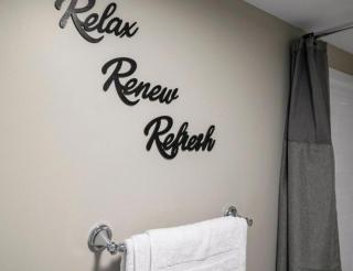 Upscale Studio in NY with Kitchen & Serene Setting - 7