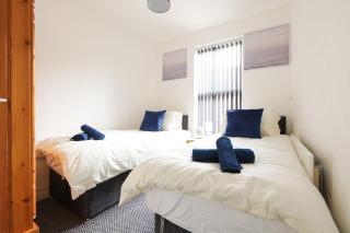 Spacious 4 BDR Home, Sleeps 8 Group Stays- Free Parking- Pet Friendly - Killingbeck - 2