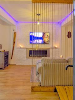 Saints & Sinners Romantic Jacuzzi - Bucharest - 9