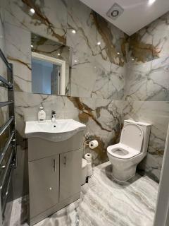 Charming Apartment in West Ealing, 12 Mins to Central London by Train, Free Parking, 8-Min Walk to Station - London - 1