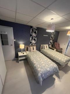 Executive Room 3 Near Southmead Hospital on suite bathroom - Bristol - 6