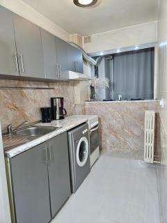 Black & White Apartment - Bucharest - 4