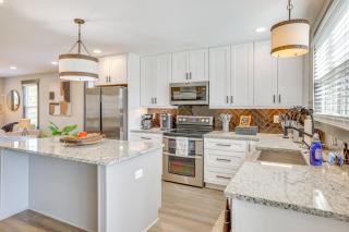 4 Mi to Liberty Bridge Greenville Getaway with Deck - Greenville - 9