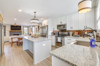 4 Mi to Liberty Bridge Greenville Getaway with Deck - Greenville - 1