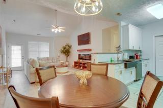 9 Mi to Dtwn Fayetteville Condo with Pool Access! - 3