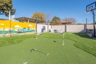 Phoenix 4 BDR Home with Gym & Hot Tub - Phoenix - 1
